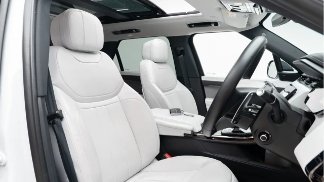 Land Rover Range Rover Sport (23 Reg) 3.0 D300 SE (Black Pack) Image 3