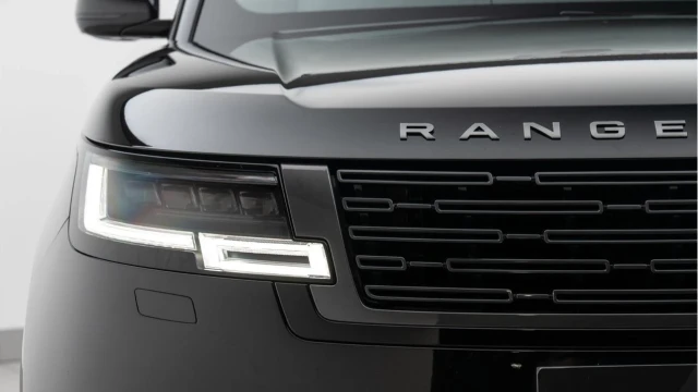 Land Rover Range Rover (74 Reg) 3.0 D300 HSE (Shadow Pack) Image 8