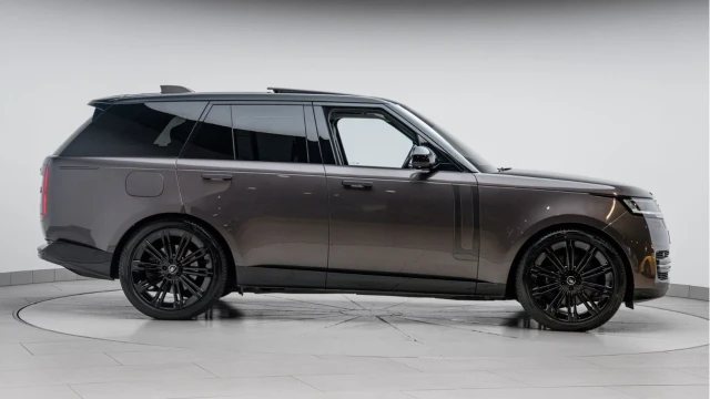 Land Rover Range Rover (72 Reg) 4.4 V8 P530 First Edition (Shadow Pack) Image 7