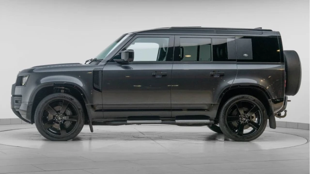 Land Rover Defender (72 Reg) 110 3.0 D250 X-Dynamic SE (Black Pack) Image 4