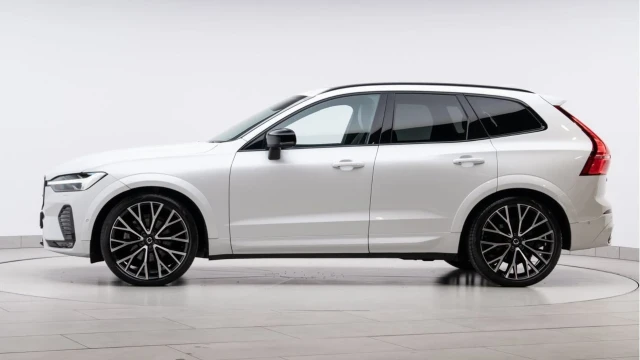 Volvo XC60 (22 Reg) 2.0 B4 R-Design Pro AWD Image 4