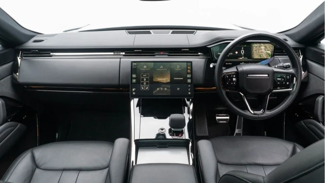 Land Rover Range Rover Sport (25 Reg) 3.0 D300 Dynamic SE (Black Pack) Image 2