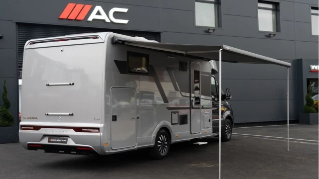 Adria Coral Supreme 670 SL (74 Reg) 2.0D 170bhp Auto (3 Berth) Image 2