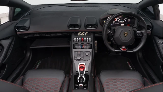 Lamborghini Huracan (18 Reg) 5.2 V10 LP 610-4 Spyder Image 2