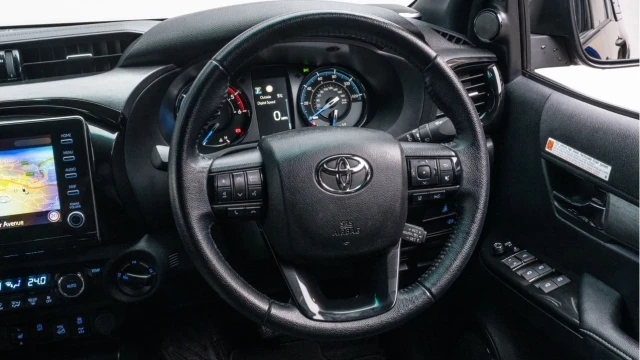 Toyota Hi-Lux (70 Reg) 2.8 D-4D Invincible X 4WD (+VAT) Image 5
