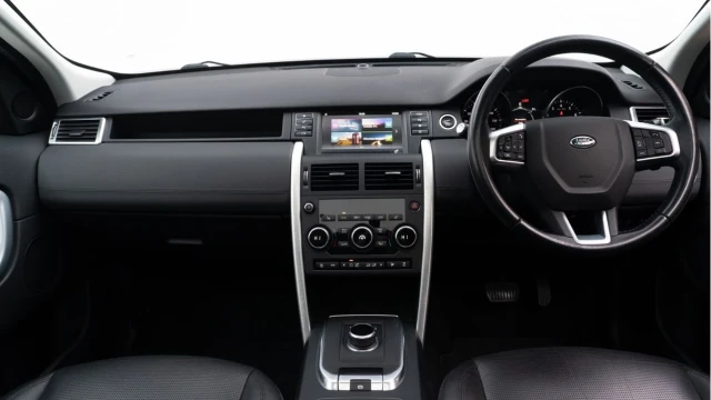 Land Rover Discovery Sport (68 Reg) 2.0SI4 HSE (Black Pack) Image 2