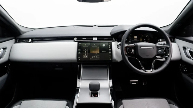 Land Rover Range Rover Velar (24 Reg) 2.0 D200 Dynamic SE (Black Pack) Image 2