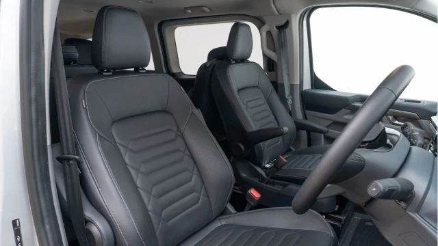 Ford Tourneo Custom (24 Reg) 320 2.0 Ecoblue Titanium (8 Seater) Image 3