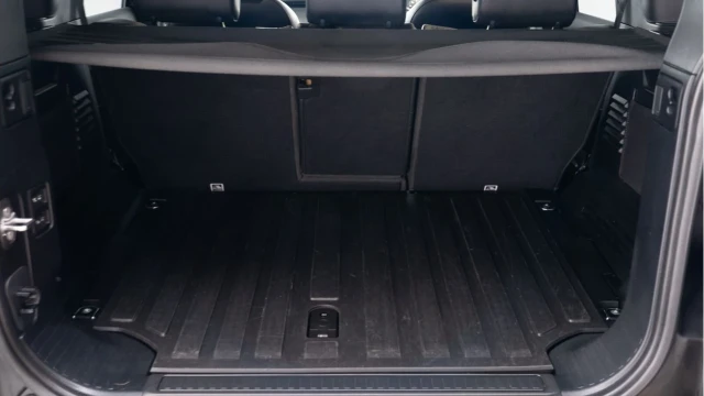 Land Rover Defender (21 Reg) 110 3.0 D300 HSE Hard Top Commercial (5 Seat) (URBAN) (+VAT) Image 5