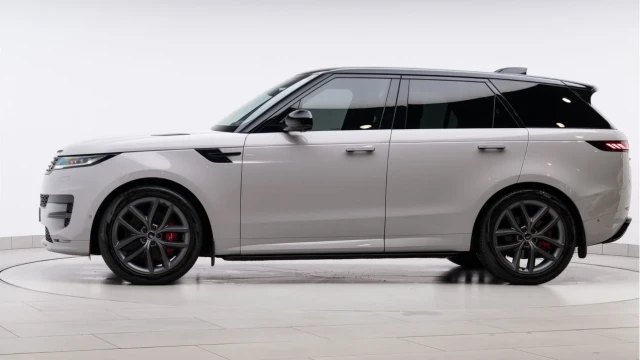 Land Rover Range Rover Sport (72 Reg) 3.0 D300 Dynamic SE (Black Pack) Image 4