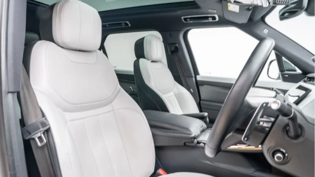 Land Rover Range Rover Sport (73 Reg) 3.0 D300 Dynamic SE (Black Pack) Image 3