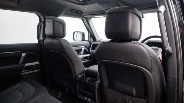 Land Rover Defender (23 Reg) 110 3.0 D300 X-Dynamic HSE (Black Pack) Image 6