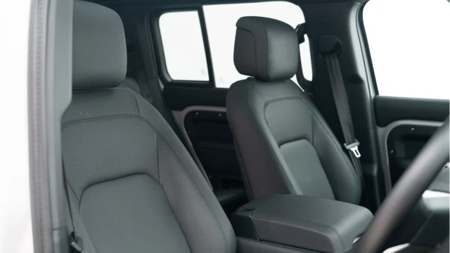 Land Rover Defender (75 Reg) 3.0 D250 X-Dynamic HSE Image 3