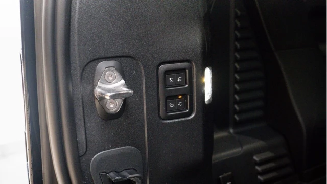 Land Rover Defender (75 Reg) 90 3.0 D350 X-Dynamic HSE Hard Top Commercial (3 Seat) (+VAT) Image 8
