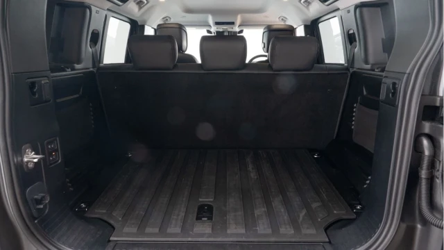 Land Rover Defender (74 Reg) 110 3.0 D350 X-Dynamic HSE Hard Top Commercial (5 Seat) (+VAT) Image 5
