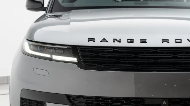 Land Rover Range Rover Sport (72 Reg) 3.0 D300 Dynamic SE Image 7