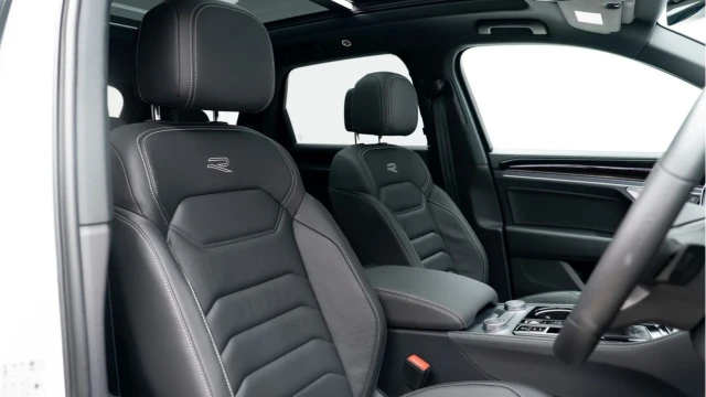 Volkswagen Touareg (73 Reg) 3.0TDI V6 Black Edition Image 3