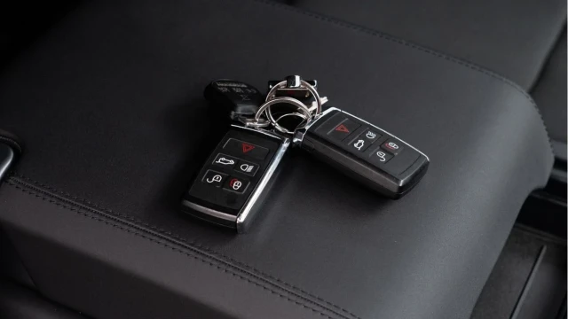 Land Rover Defender (73 Reg) 90 3.0 D250 Hard Top Commercial (+VAT) Image 4