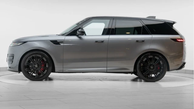 Land Rover Range Rover Sport (23 Reg) 3.0 D300 Dynamic SE (Black Pack) Image 4