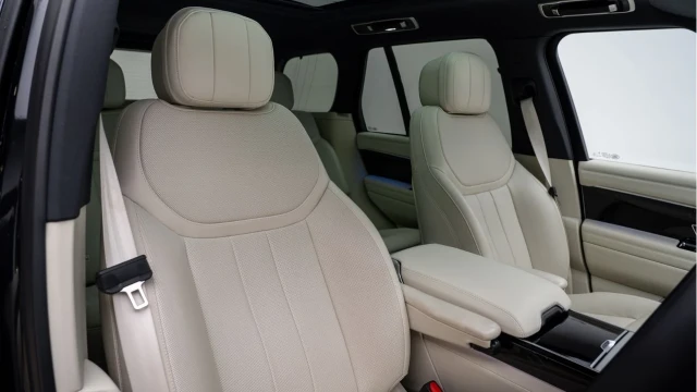 Land Rover Range Rover (75 Reg) 3.0 D300 Edition Image 3