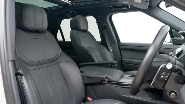 Land Rover Range Rover Sport (23 Reg) 3.0 D300 Dynamic SE (Black Pack) Image 3