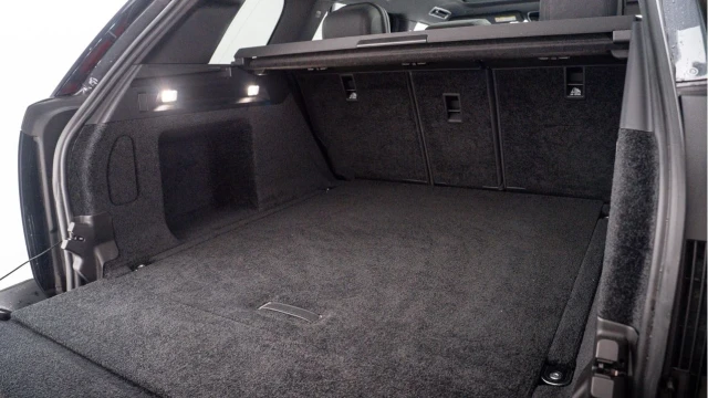 Land Rover Range Rover (72 Reg) 3.0 D300 SE (Black Pack) Image 8