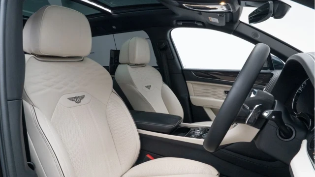 Bentley Bentayga (72 Reg) 4.0 V8 Azure Extended Wheelbase Image 4