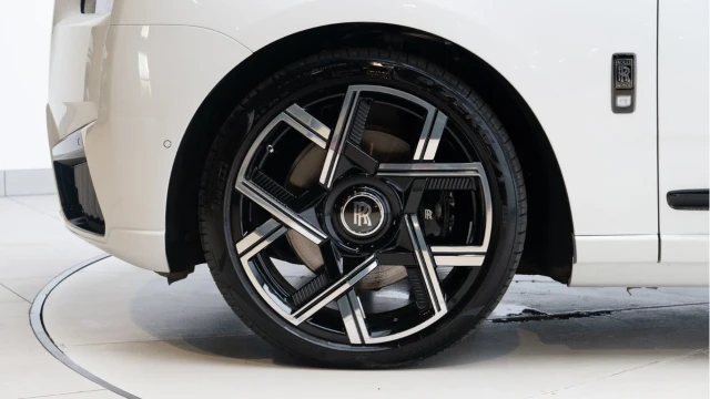 Rolls-Royce Cullinan (74 Reg) 6.75 V12 Black Badge Series II (VAT Q) Image 8