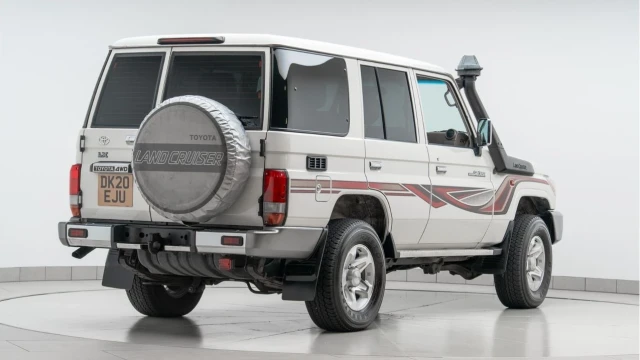 Toyota Land Cruiser (20 Reg) 4.2D 75 LX (6 Seat) Image 6