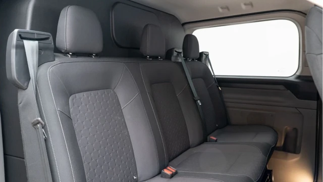 Ford Transit Custom (25 Reg) 320 2.0 Ecoblue Limited (6 Seat) (+VAT) Image 6