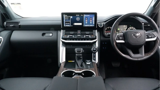 Toyota Land Cruiser (74 Reg) 300 3.3D V6 VX (7 Seat) Image 2