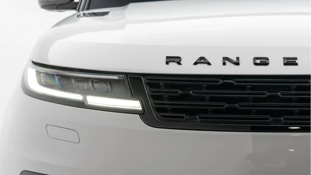 Land Rover Range Rover Sport (23 Reg) 3.0 D300 Dynamic SE (Black Pack) Image 8