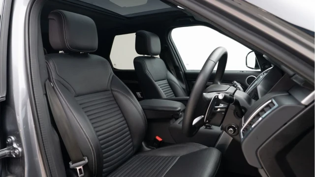 Land Rover Discovery (73 Reg) 3.0 D300 Dynamic SE Image 3