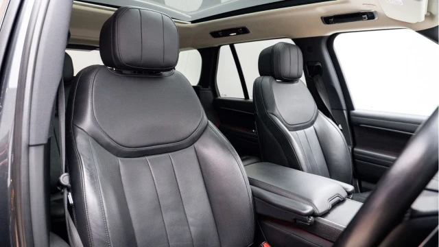 Land Rover Range Rover (72 Reg) 3.0 D300 HSE (Shadow Pack) Image 3