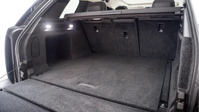 Land Rover Range Rover (72 Reg) 3.0 D300 HSE (Shadow Pack) Image 7