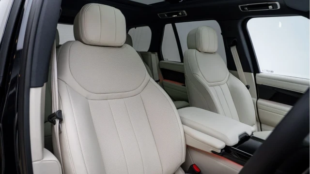 Land Rover Range Rover (75 Reg) 3.0 D300 Edition (Shadow Pack) Image 3