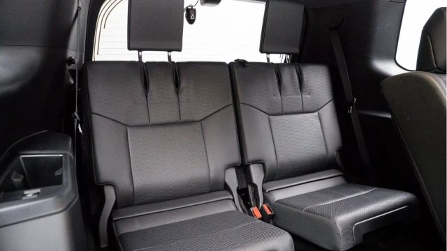 Toyota Land Cruiser (25 Reg) 2.8D Invincible (7 Seat) Image 4