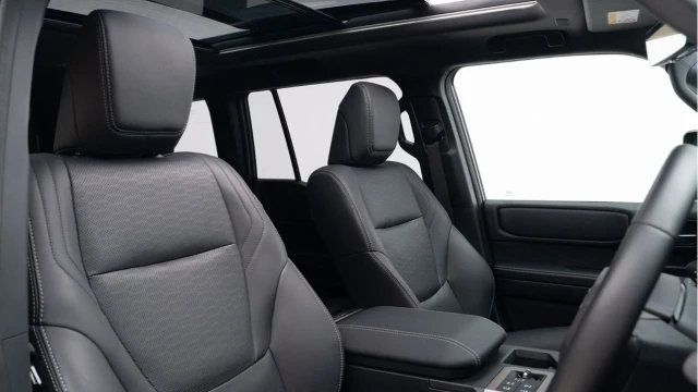 Toyota Land Cruiser (25 Reg) 2.8D Invincible (7 Seat) Image 3