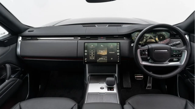 Land Rover Range Rover (74 Reg) 3.0 D300 SE (Shadow Pack) Image 2