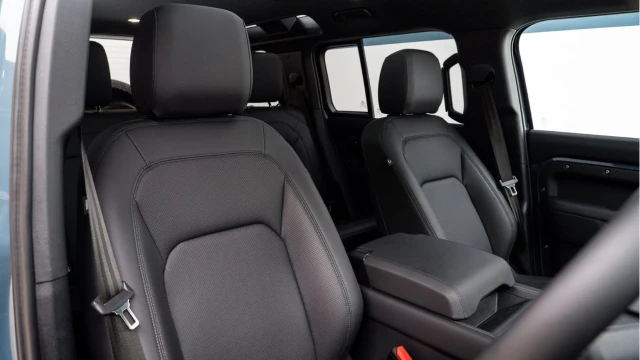 Land Rover Defender (25 Reg) 110 3.0 D250 X-Dynamic SE (Black Pack) Image 3