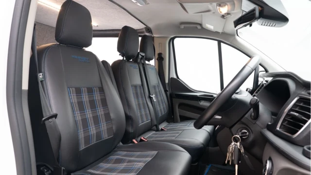 Ford Transit Custom (72 Reg) Custom 280 2.0D Limited (6 Seat) (+VAT) Image 3