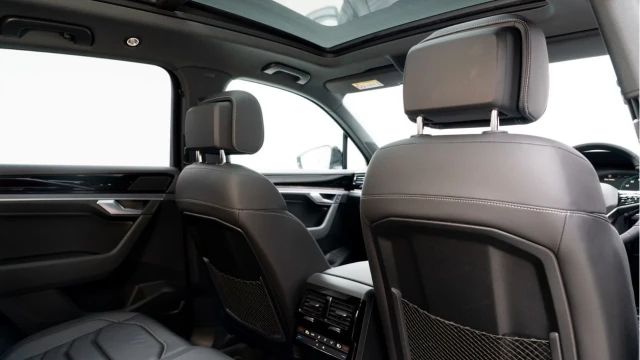 Volkswagen Touareg (73 Reg) 3.0TDI V6 Black Edition Image 7