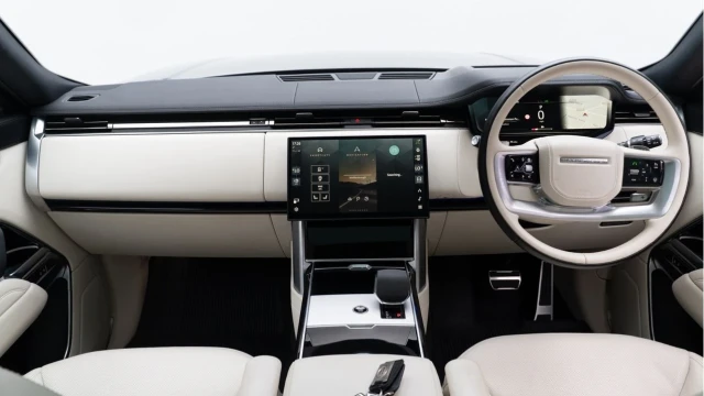 Land Rover Range Rover (73 Reg) 3.0 D350 HSE (Shadow Pack) Image 2