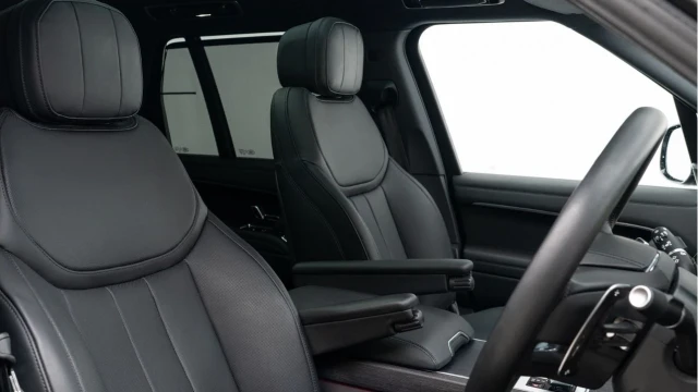 Land Rover Range Rover (73 Reg) 3.0 D300 SE (Shadow Pack) Image 3