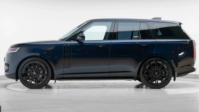 Land Rover Range Rover (73 Reg) 3.0 D350 SE (Black Pack) Image 4
