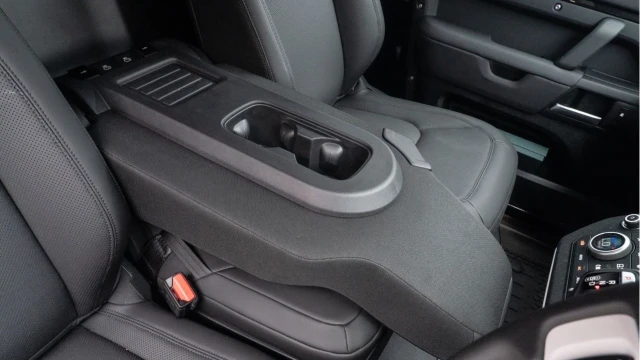 Land Rover Defender (25 Reg) 90 3.0 D250 S Hard Top Commercial (3 Seat) (+VAT) Image 6
