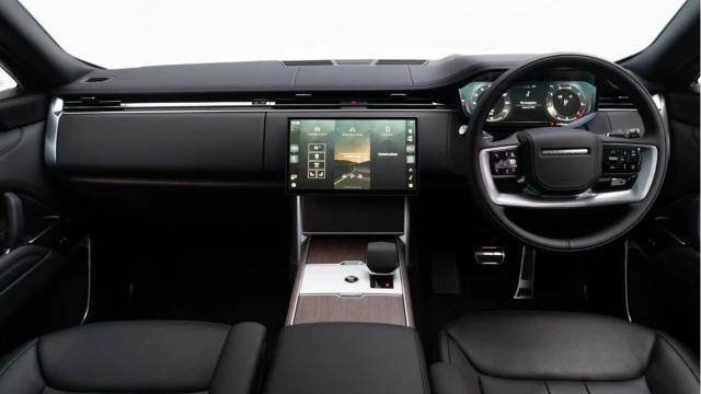 Land Rover Range Rover (25 Reg) 3.0 P400 HSE LWB 7 Seat Image 2