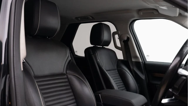 Land Rover Discovery (68 Reg) 3.0SDV6 HSE Commercial (5 Seat) (No VAT) Image 4