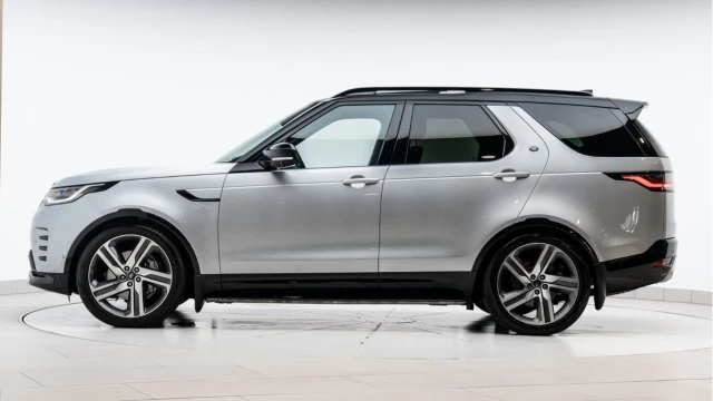 Land Rover Discovery (72 Reg) 3.0 D300 R-Dynamic SE Image 5