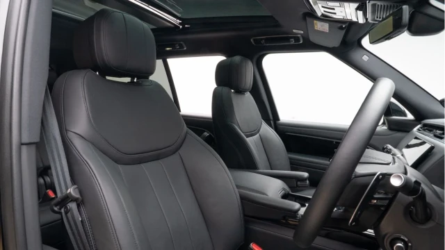 Land Rover Range Rover (74 Reg) 3.0 D350 HSE (Shadow Pack) Image 3